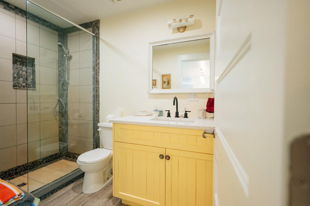 Hot Tub Waterfront Cottage - Near Sauble Beach