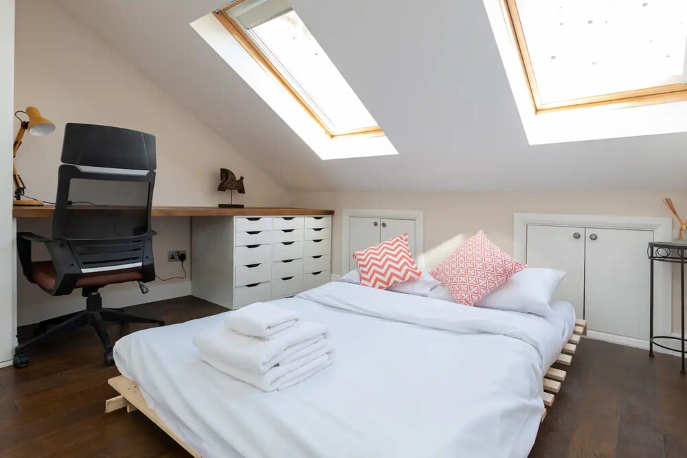 Spacious and Bright 2 Bedroom Flat in Maida Vale