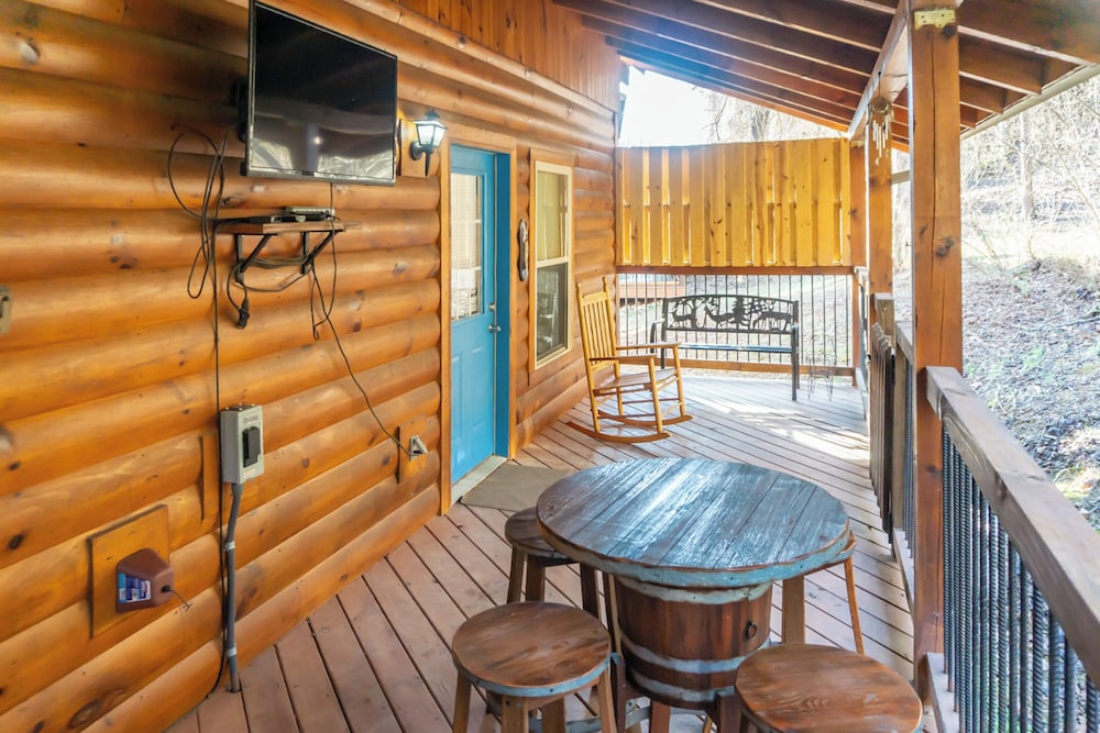 2 BR Pigeon Forge Home w/ Porch & Hot Tub