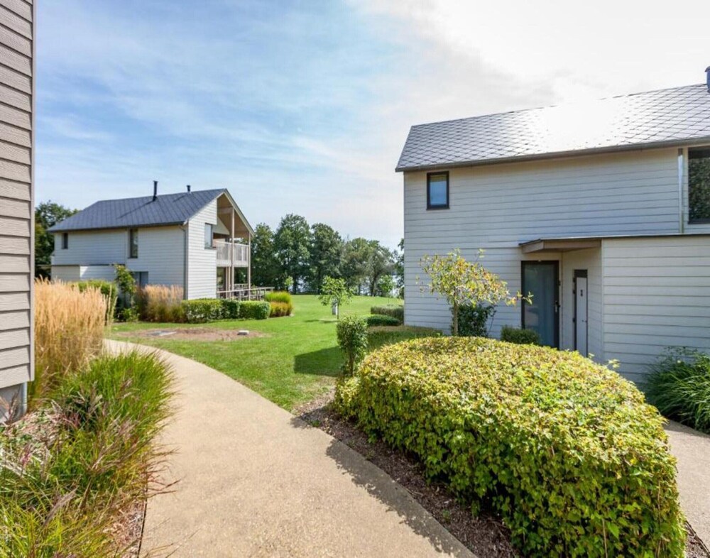 Spacious Villa Near Castle