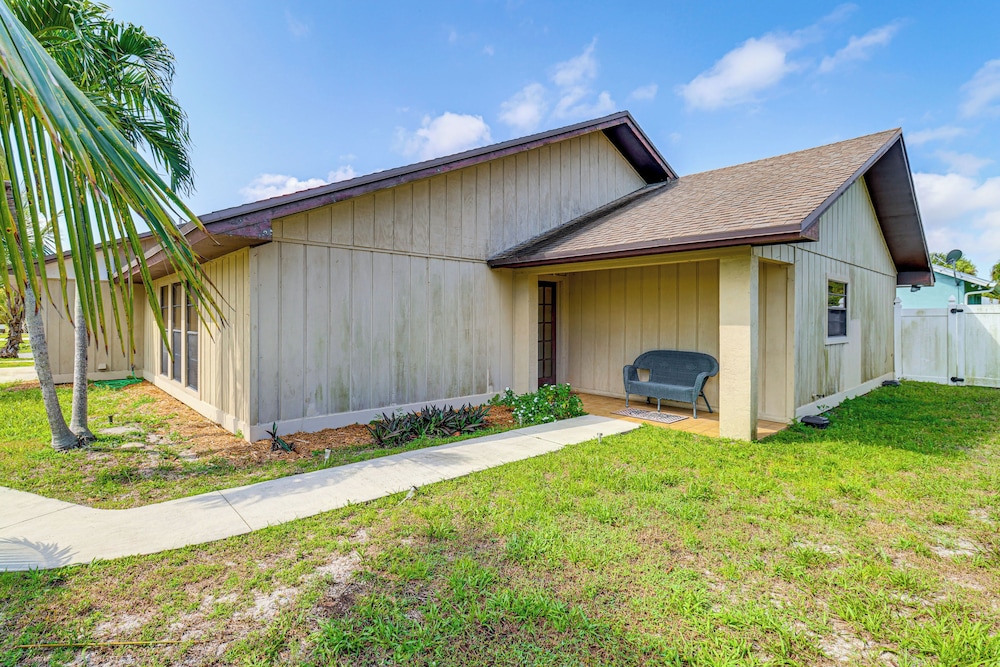 1 Mi to Dtwn Stuart: Bright Home w/ Pool & Spa!