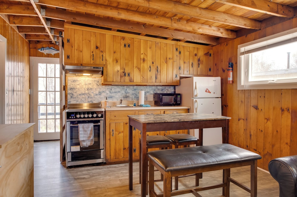 Near Beach & Downtown: York Cottage w/ Yard!