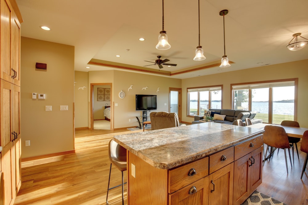 Game Room + Views: Family Retreat on Silver Lake