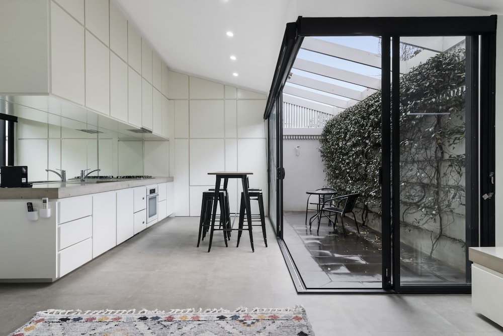 Stylish 2BR House, Walk to Parks & Cafes