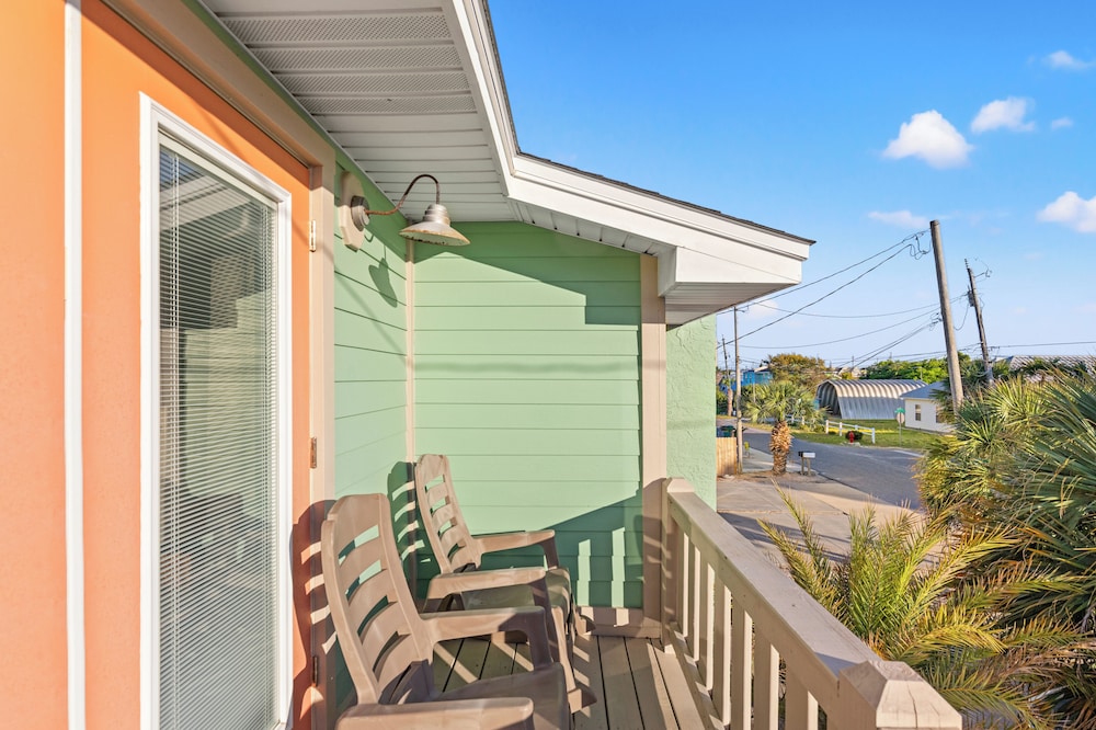 Just Beachy 3BR Dog-friendly Townhouse Near Beaches & Attractions!