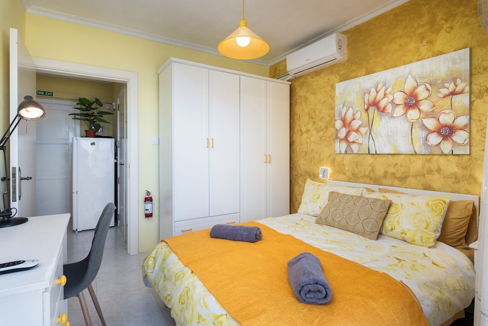 Cosy Apartment with Balcony & Sea Views