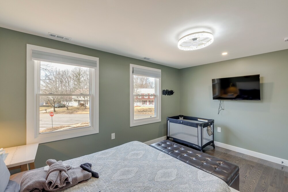 Family Friendly: Modern Retreat in Fort Washington