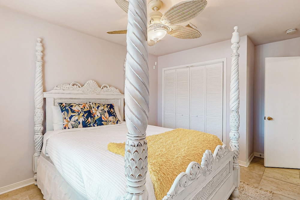 3BR Next to Park w/ Large Yard, AC & W & D