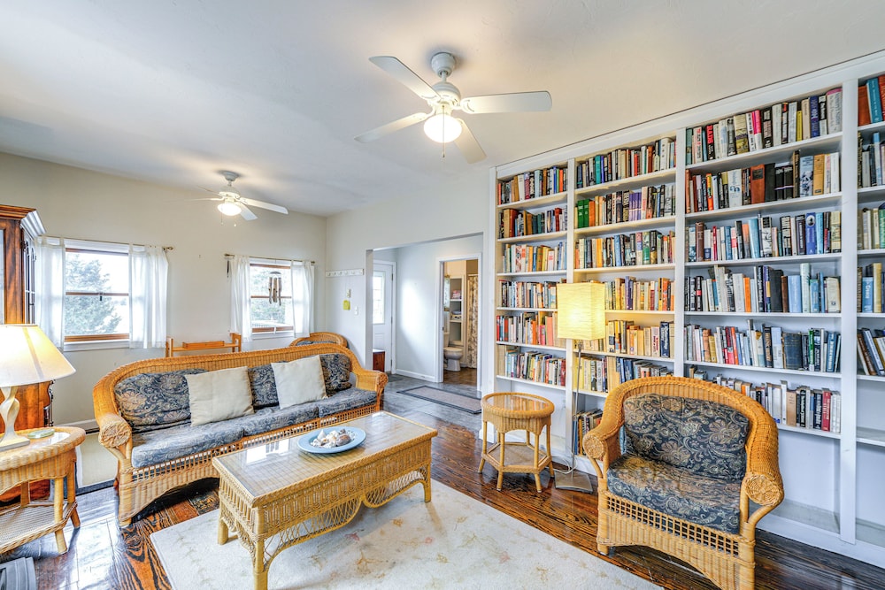 Marshfield Home w/ 4 Decks & Private Beach Access!