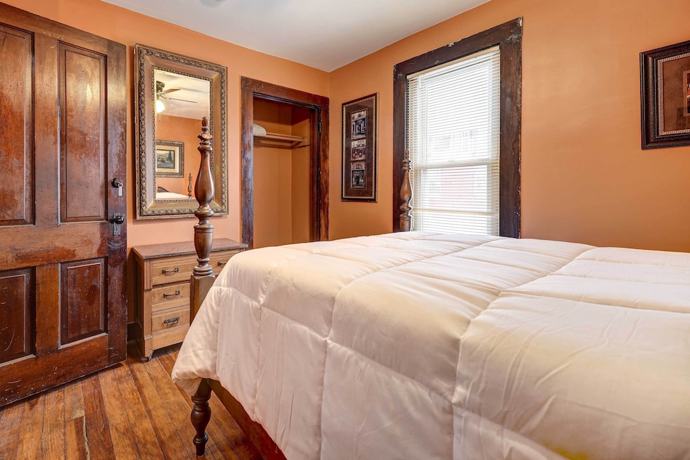 Roomy Vacation Rental in Downtown Fort Wayne! view 4