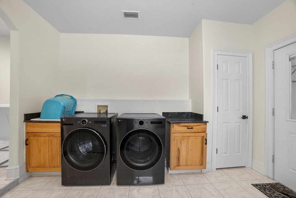 Lakeland Oasis Hot Tub, Lanai & Fire Pit 3 Bedroom Home