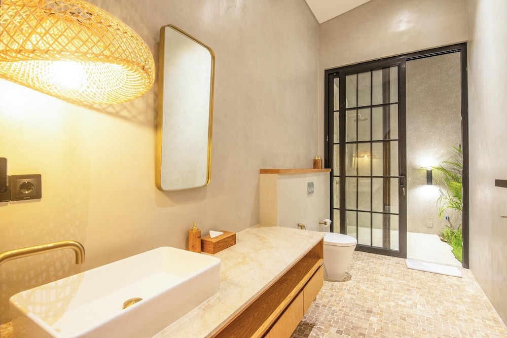 Stylish 5BR Boho Hideaway, 5 Minutes Bingin Beach