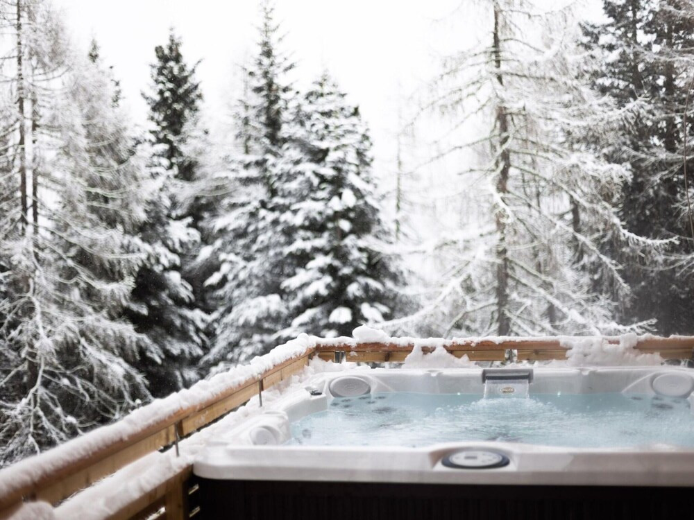 Luxurious Chalet With Outdoor Whirlpool