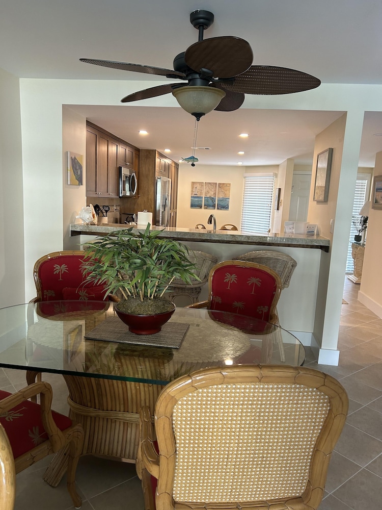 Gorgeous 2 bedroom condo with panoramic views of the Atlantic Ocean. 2 Condo by RedAwning view 4