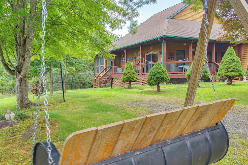 Wraparound Porch w/ Views: Blue Ridge Mtn Gem!
