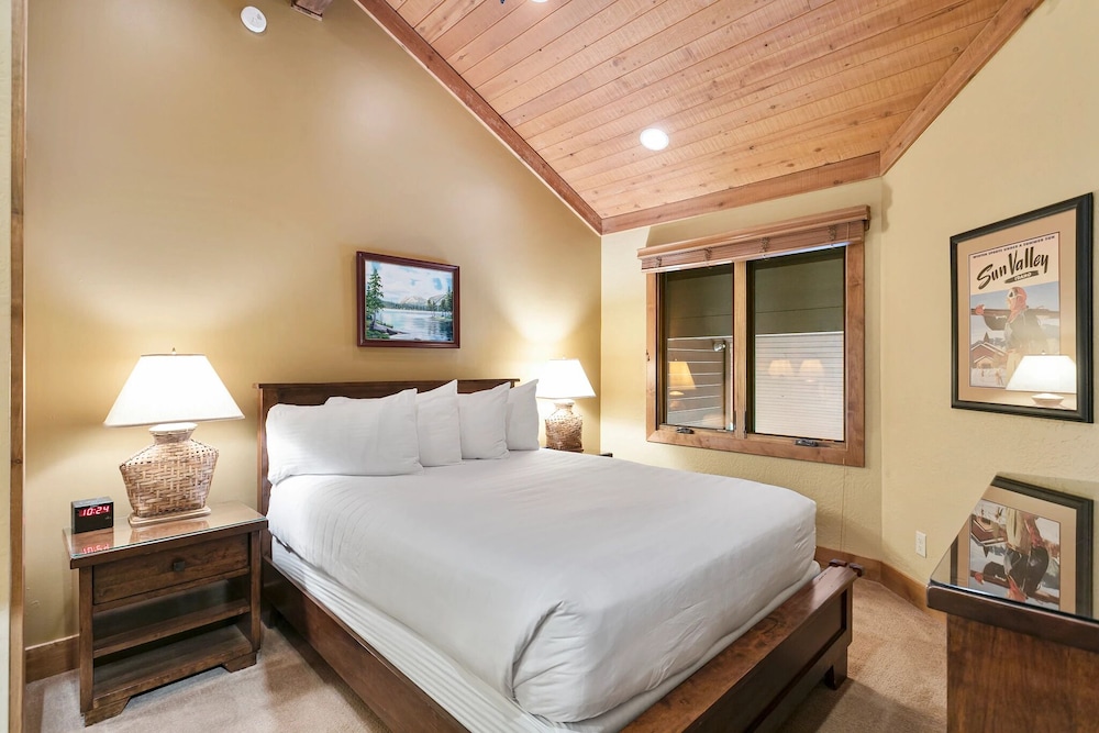 Powder Run at Deer Valley Resort - Four Bedroom Condo with Hot Tub #A32 4 Condo