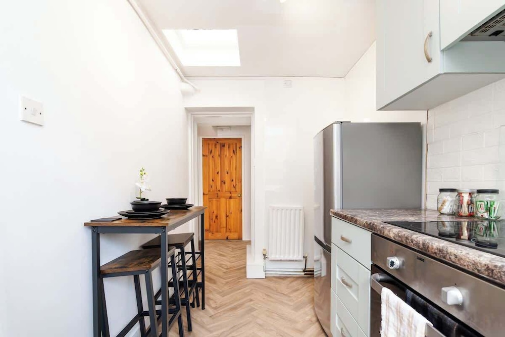 2 Bedroom House - Free Parking