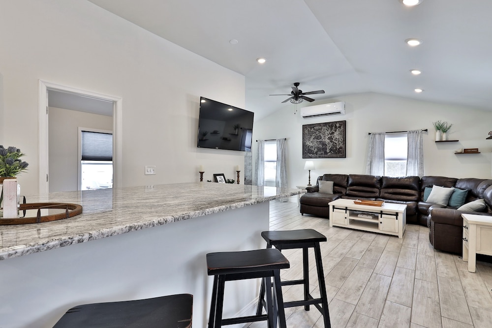 Rutland Vacations - Rutland's Hidden Gem: 2 Br/1ba Renovated Home Close To Everything 2 Bedroom Home - Property Image 15