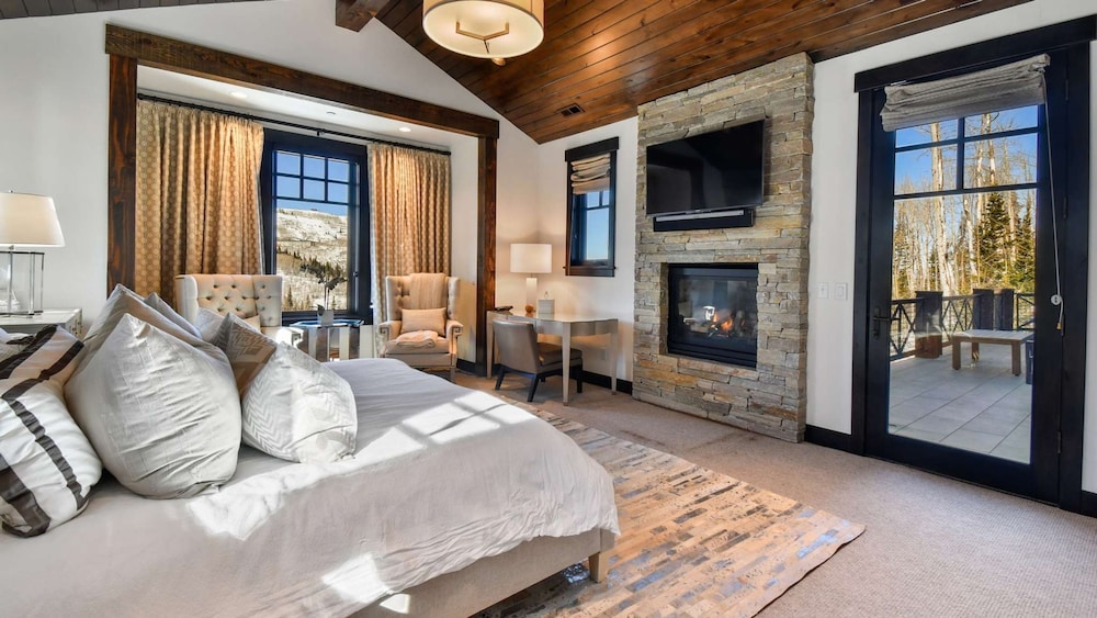 Silver Sun by Avantstay Ski-in Ski-out w Hot Tub