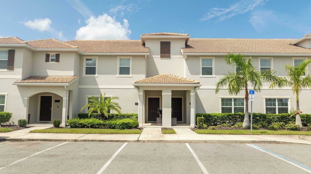 Stunning 4Bd With Pool At Storey Lake Resort 4821