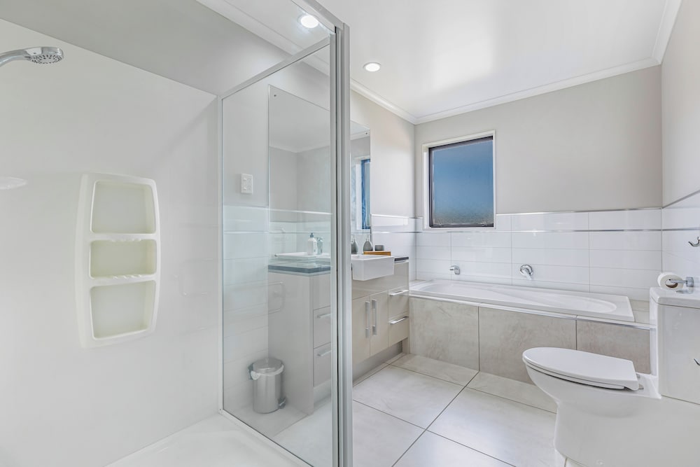 Comfy 4BR Home w/ Mt. Wellington View Zodiak Stays