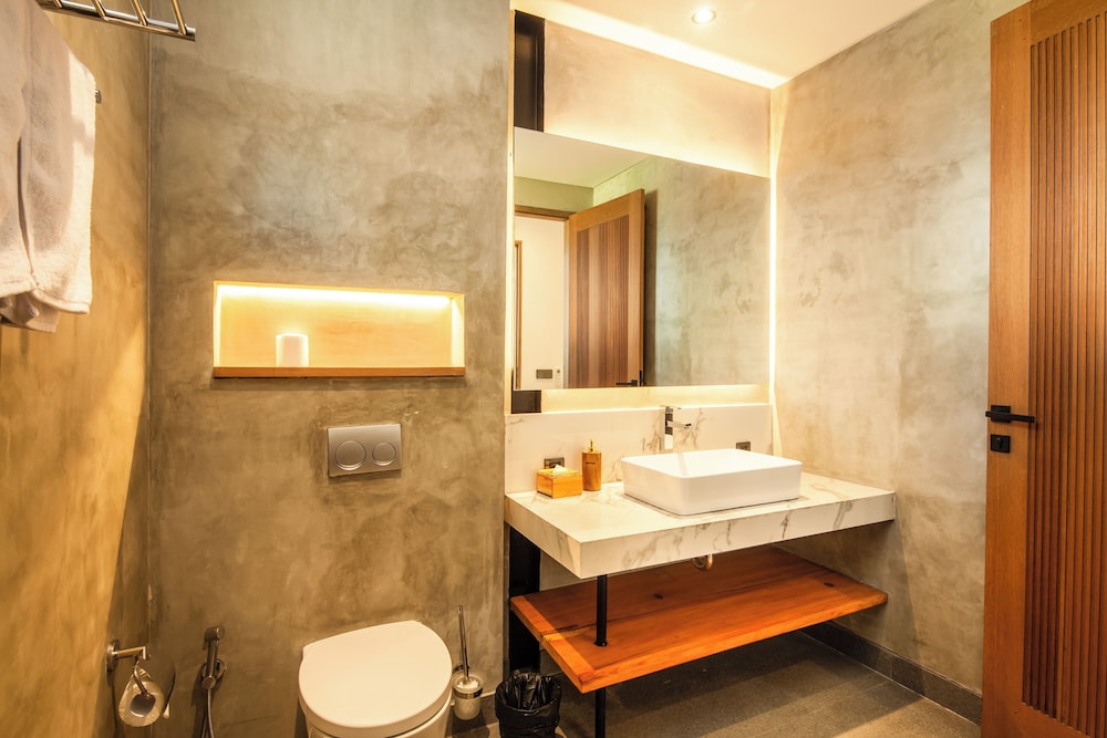Seaside Escape: 4BR Villa, 190m to Canggu Beach