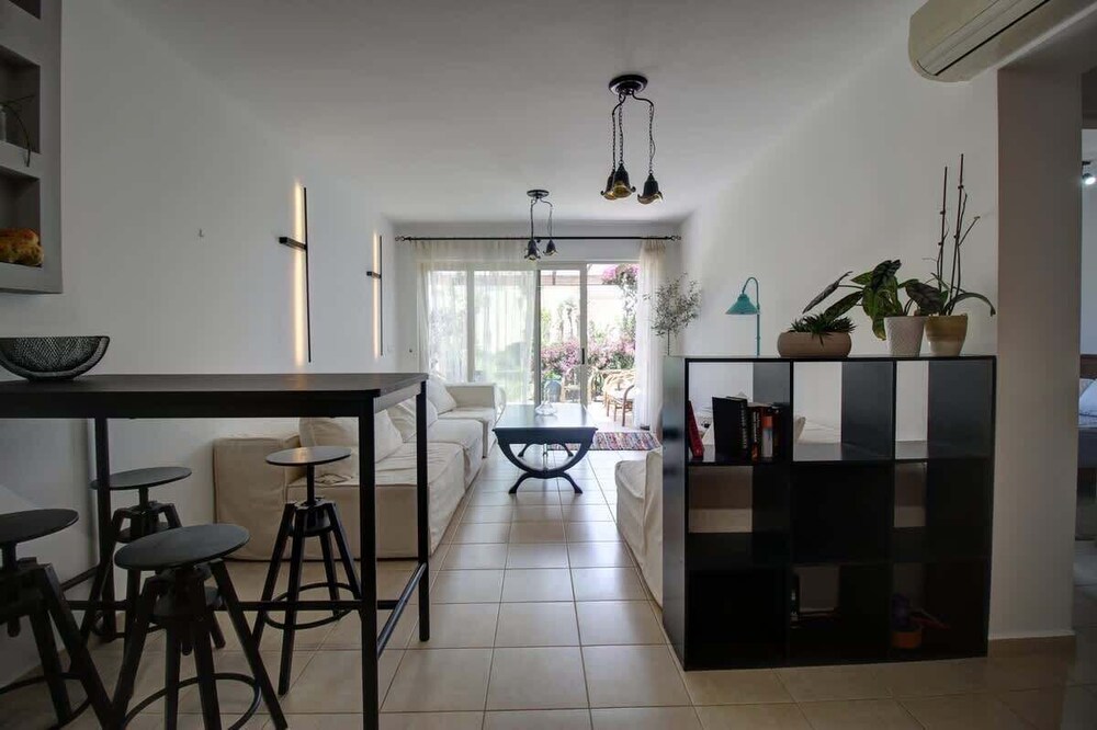 Villa Elias 1BR Upper Apt with Pool