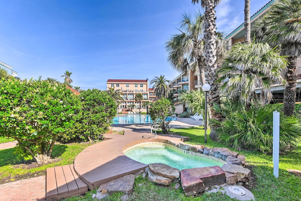 Lovely Galveston Condo: Walk to Seawall & Beach!