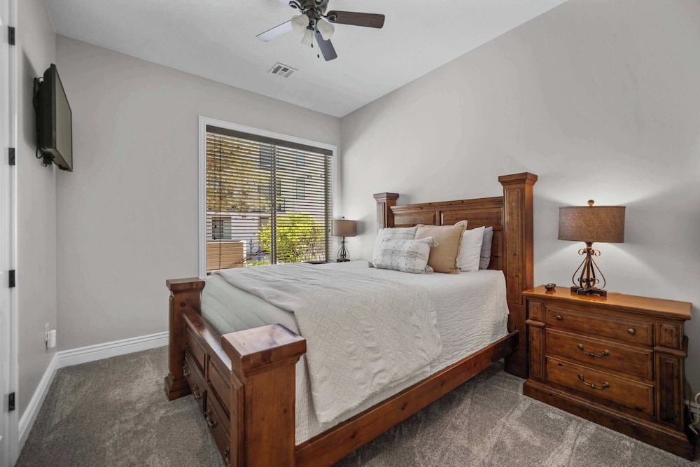 Pool Paradise for Families - Condo for 12 w/ Resort-style Amenities