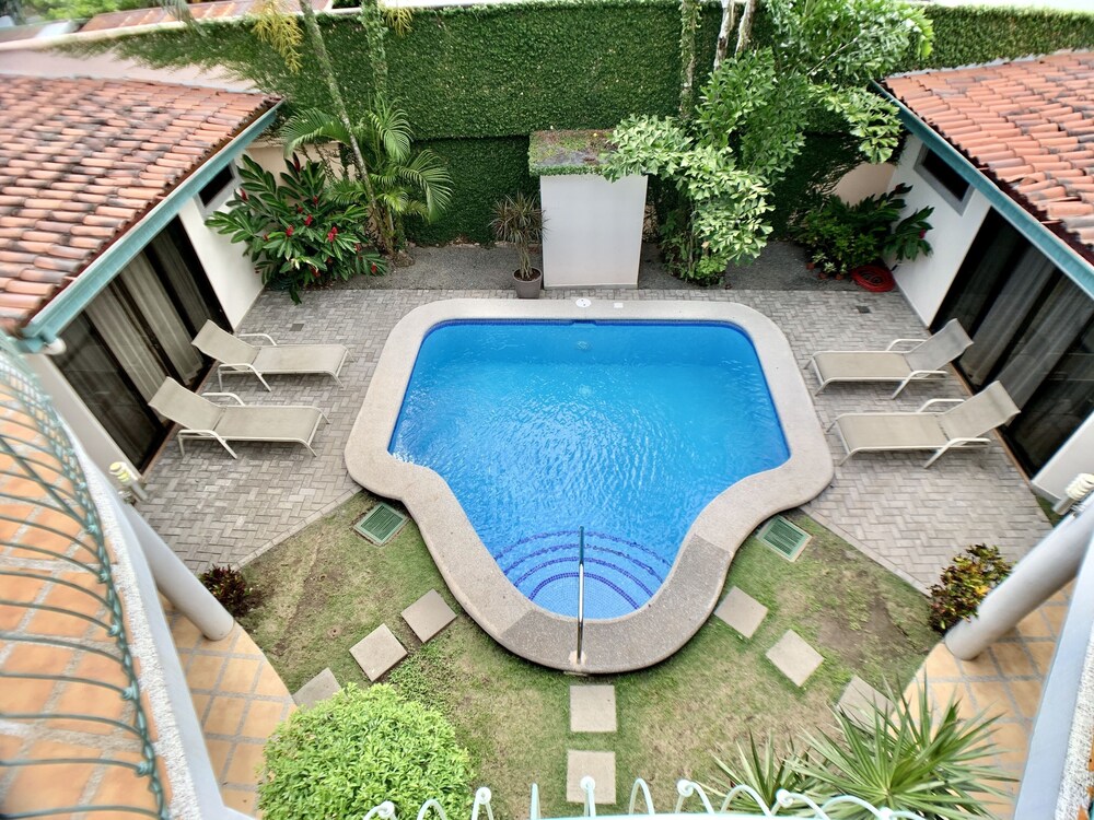 Villa Arenas: Private Pool & Easy Beach Access in Jaco by RedAwning
