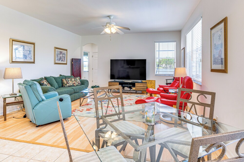 6 Mi to Fort Myers Beach: Lakefront Home w/ Pool