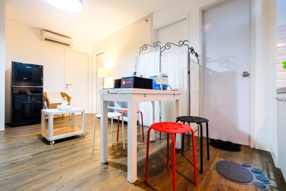 Modern And Comfy 3BR Bassura City Apartment, Jakarta - 19