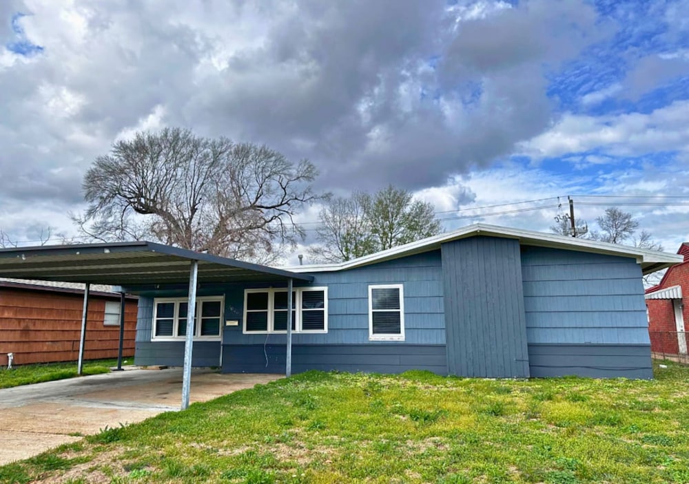 Retro 1BR Near Downtown Quiet Comfy Stay