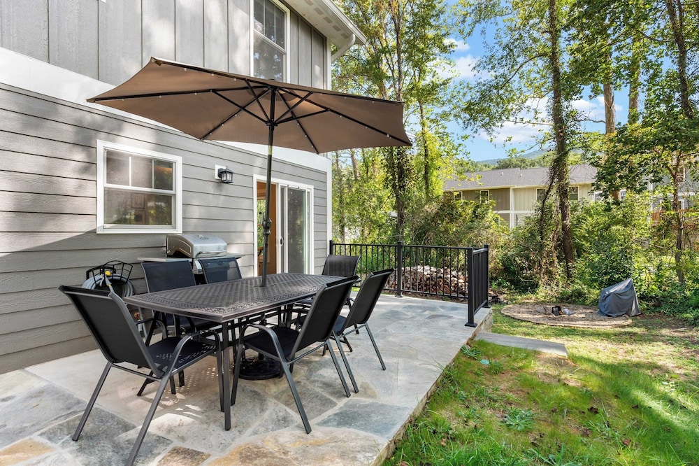 Sleeps 20, Entire Duplex Patio + Fire Pit 6 Minutes to Downtown Asheville