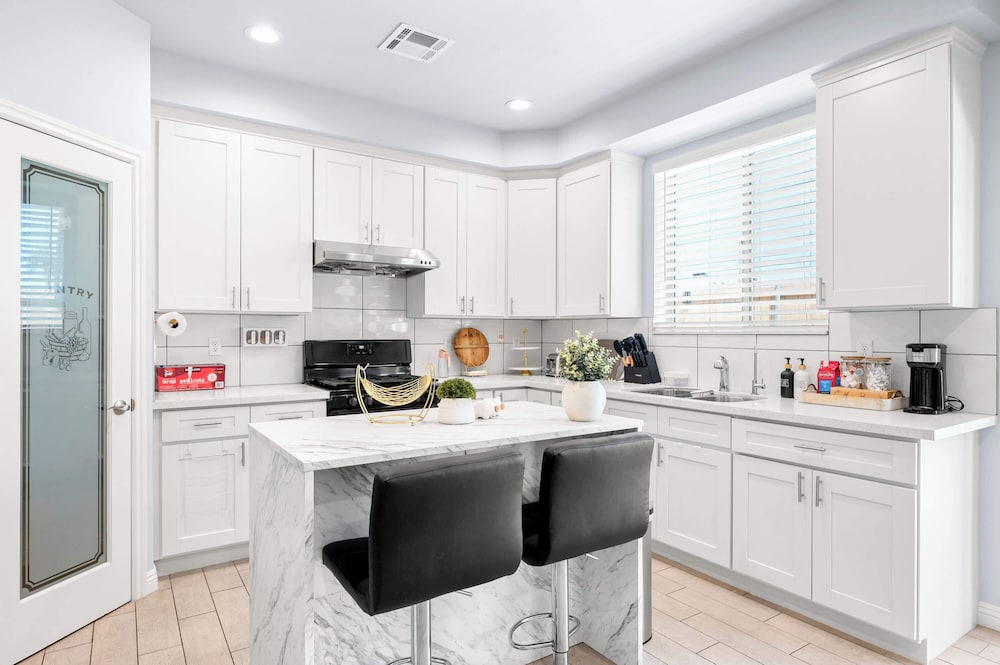 Modern Spacious Home Bright, Family Group Friendly