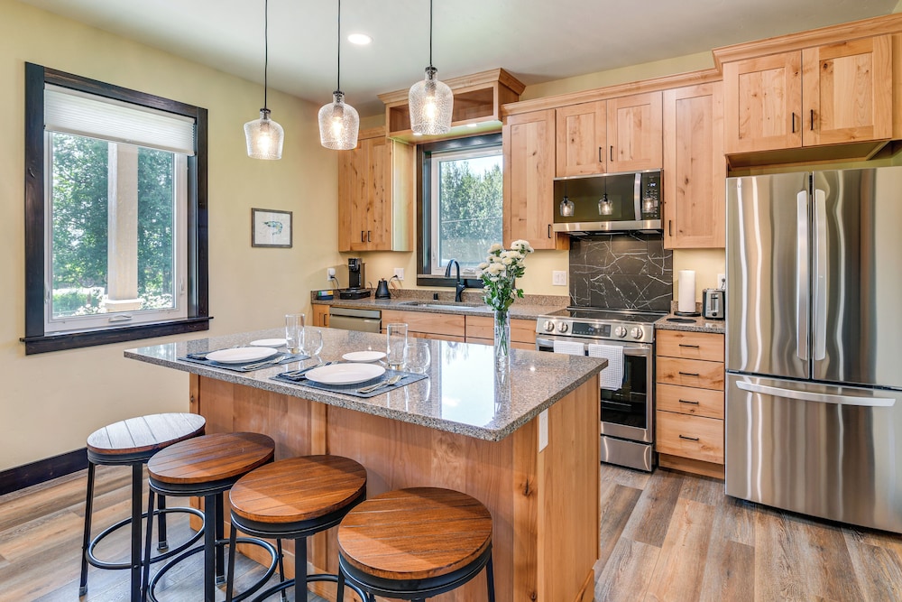 2 Mi to Dtwn Palmer: Custom Valley Home w/ Garage