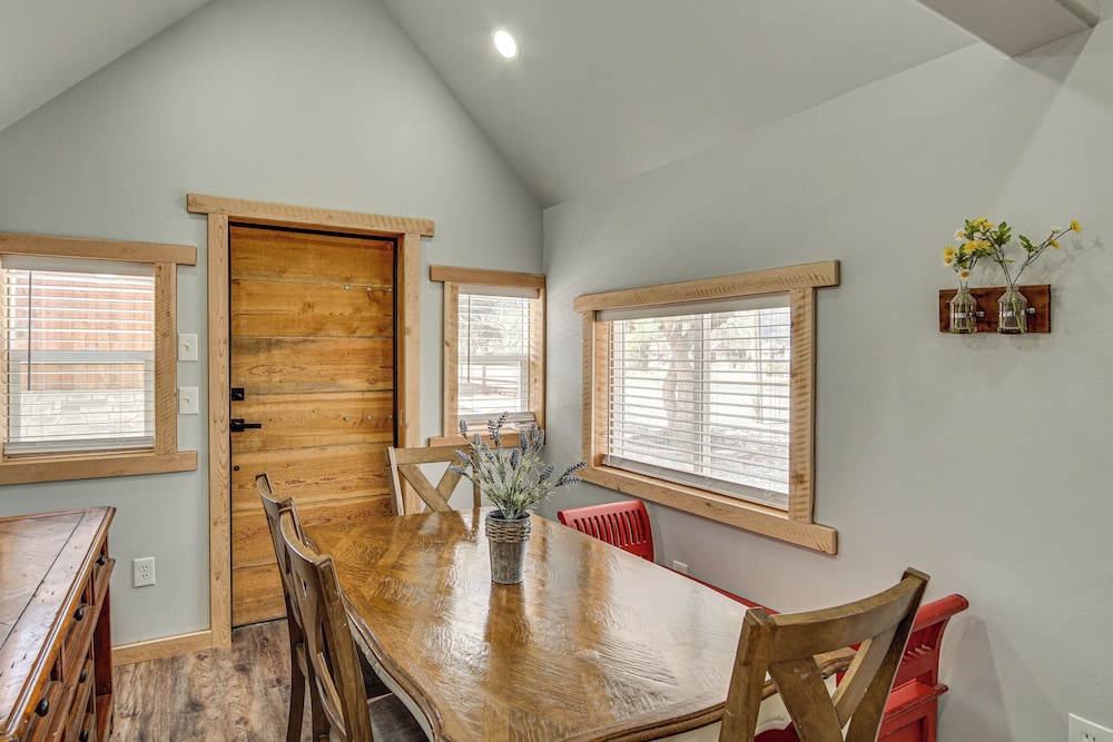 Family Home w/ Mountain Views in Circleville!