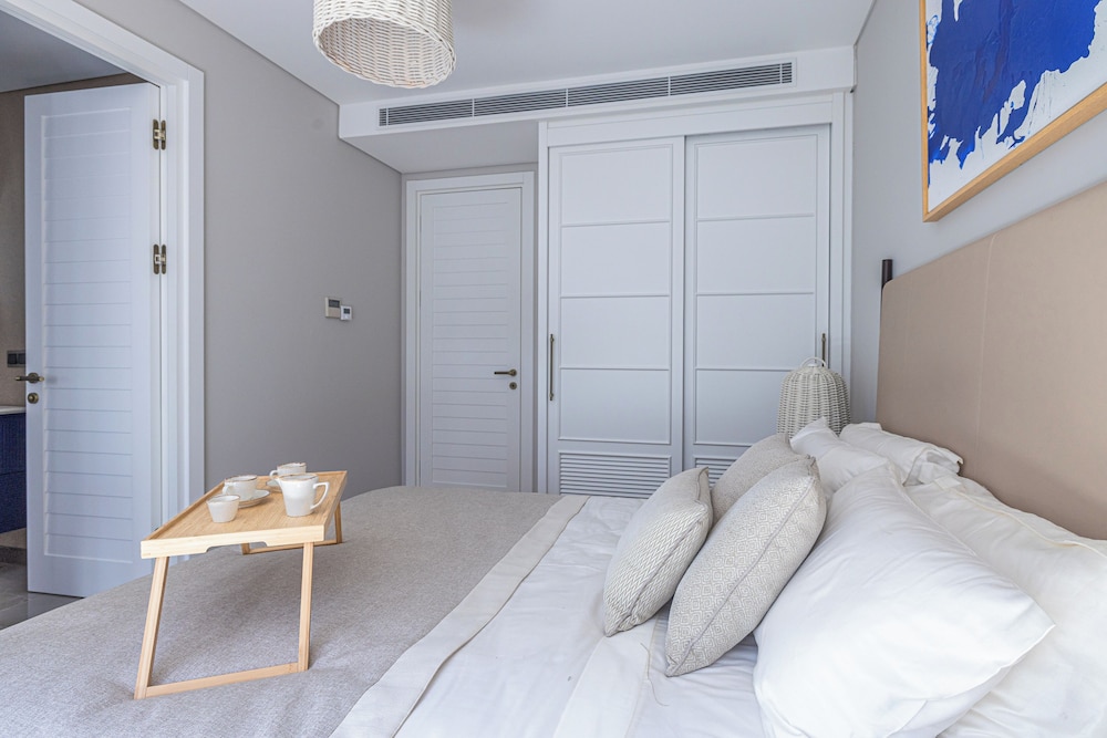 1-Bedroom Seafront Flat with Hotel Amenities