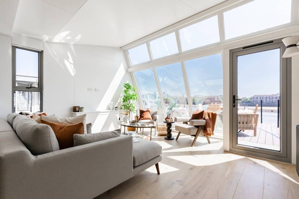 Cheyne Walk Houseboat by Onefinestay