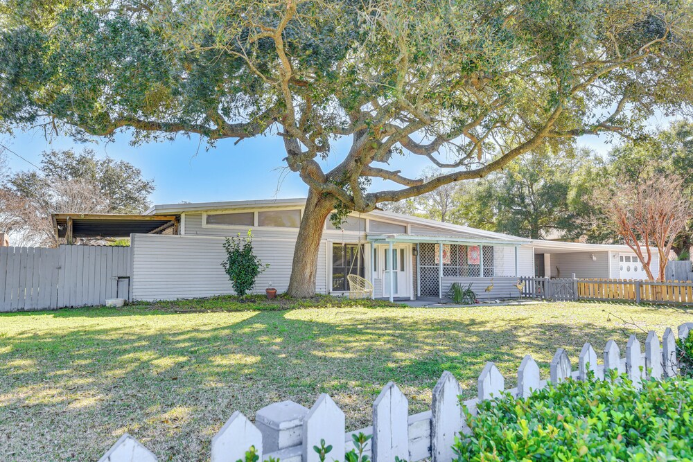 Fort Walton Home w/ Shared Pool - 2 Mi to Beach!