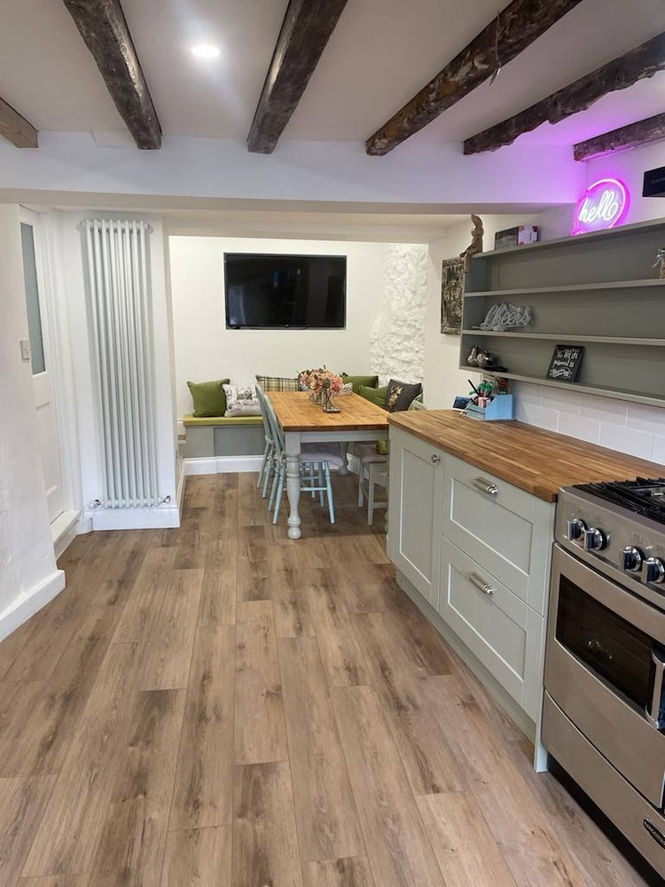 Cottage on High Street, own Parking and EV Charger