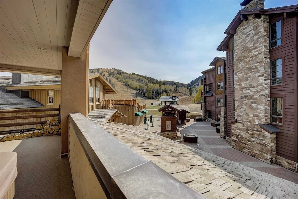 7 Condos, Ski-in/ski-out + Hot Tubs Sleeps 30 Mont Cervin by Avantstay