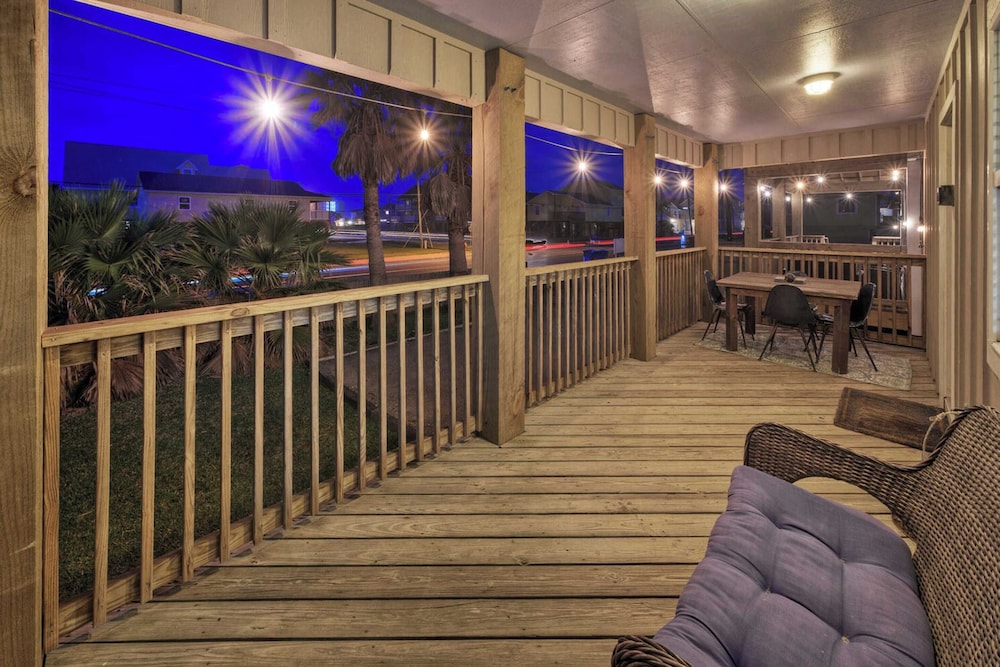 Dual Port A Cottages 2 Complete Homes Walk to the Beach + Patio Fully-equipped Kitchens