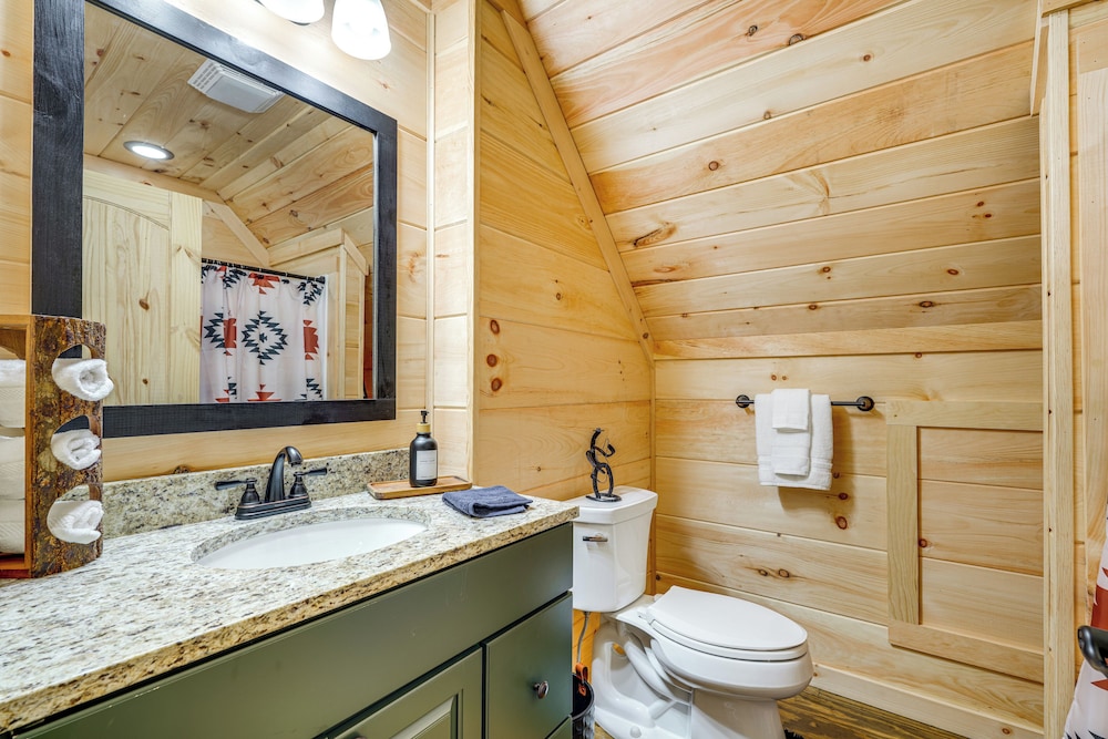 Hot Tub, Game Room & Views: Mars Hill Mtn Retreat!