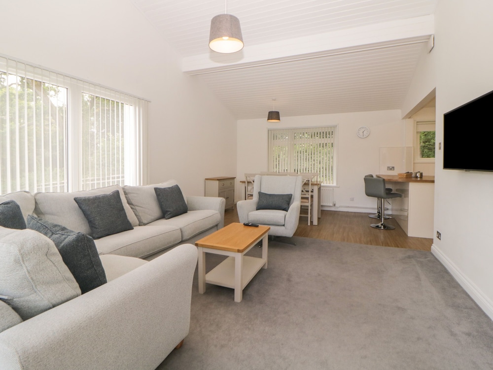 Harcombe House Bungalow 6