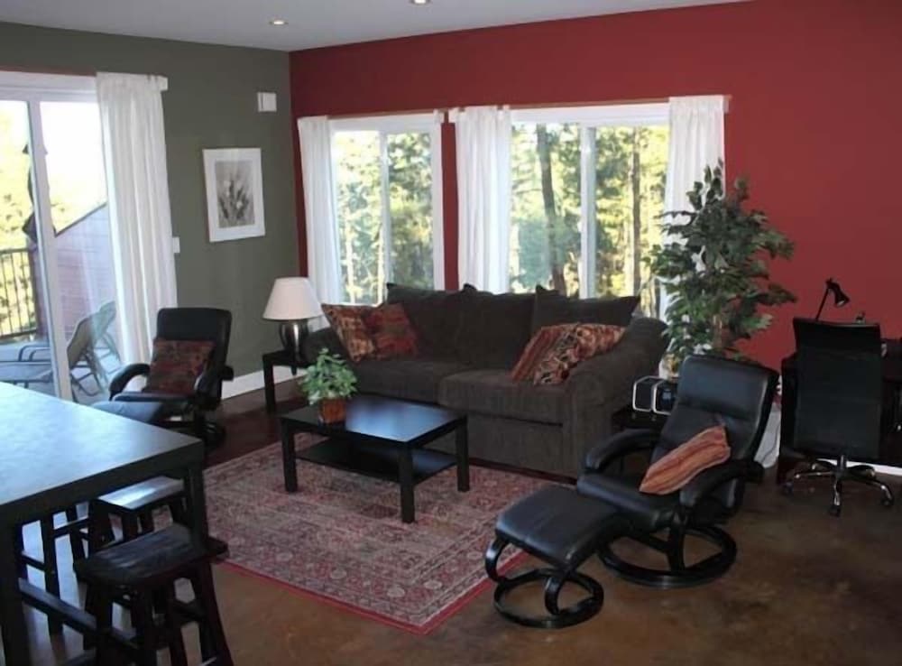 Crooked Tree Guest Suites