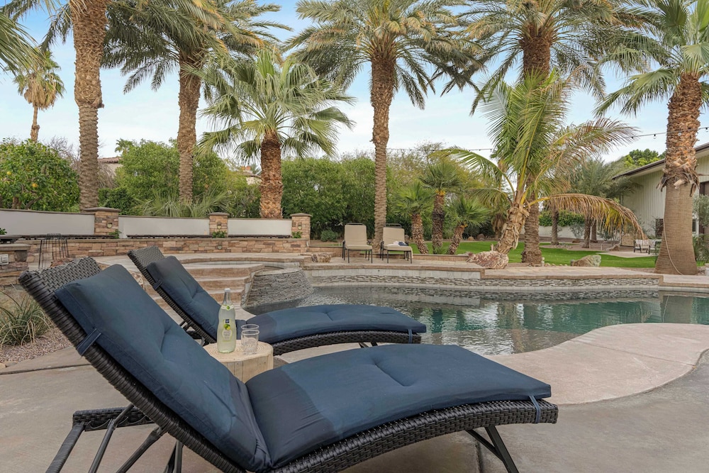 41 Palms Estate by Avantstay Indoor Pickleball, Pool, Hot Tub, Outdoor Kitchen
