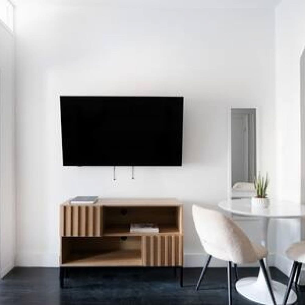 444-4c Newly Renovated Studio in Hell s Kitchen