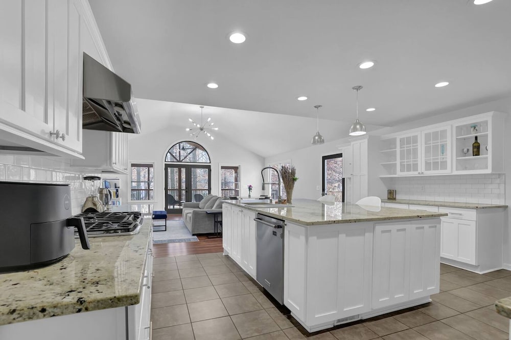Chamblee Retreat 3BR Home w Spacious Porch