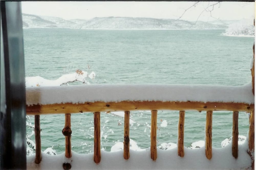 Lake Shore Cabins on Beaver Lake